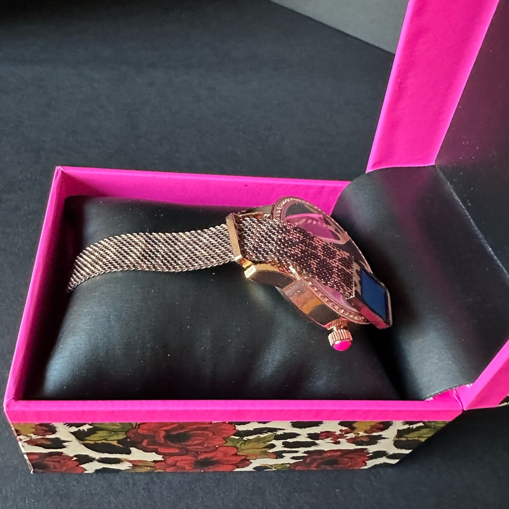 Betsey Johnson large face leopard mesh band watch with magnetic closure 🐾 - Picture 3 of 7